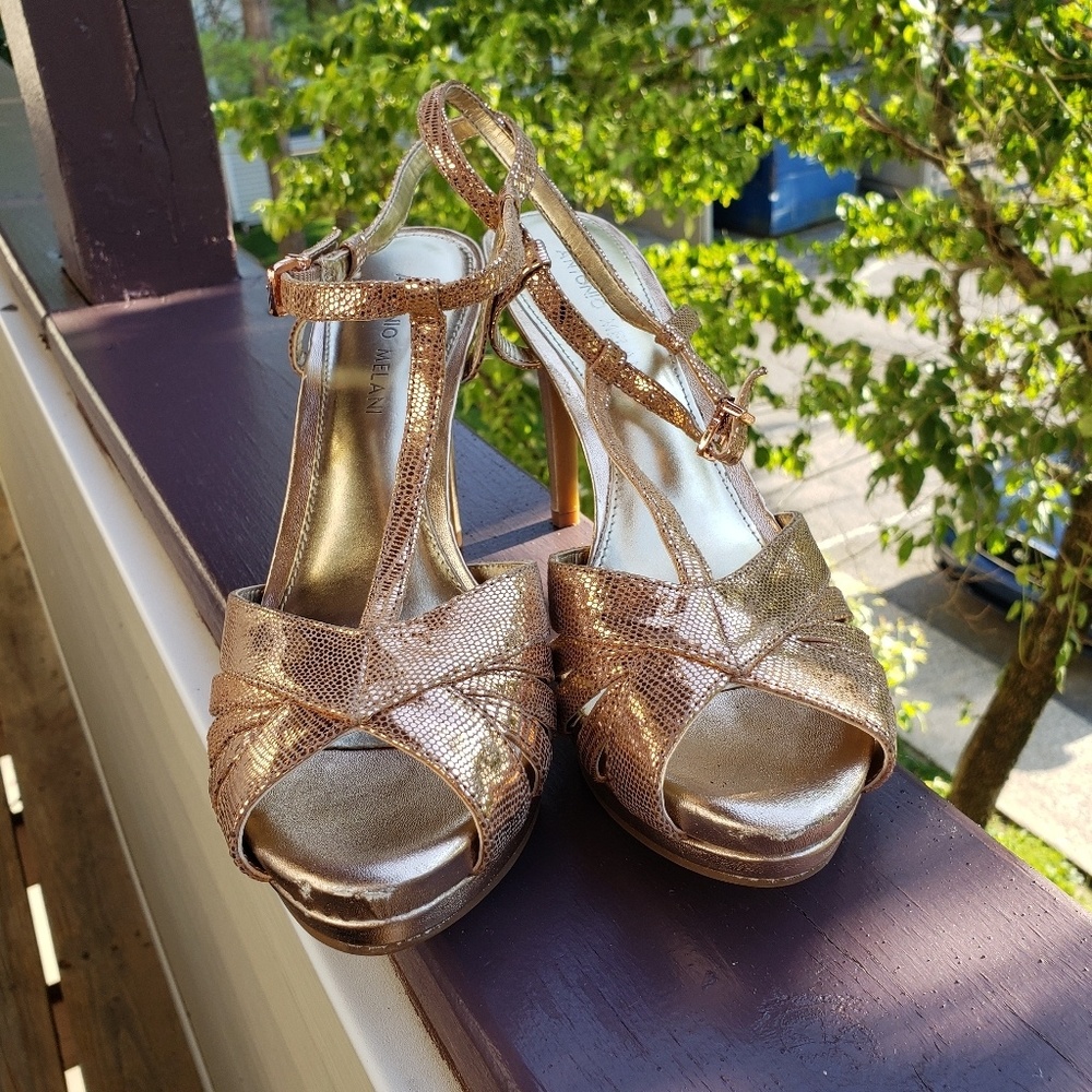 Antonio Melani Gold Pumps Peep Toe